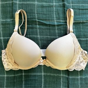 Victoria’s Secret Dream Angels Smooth Push-up Bra with Lace Detail